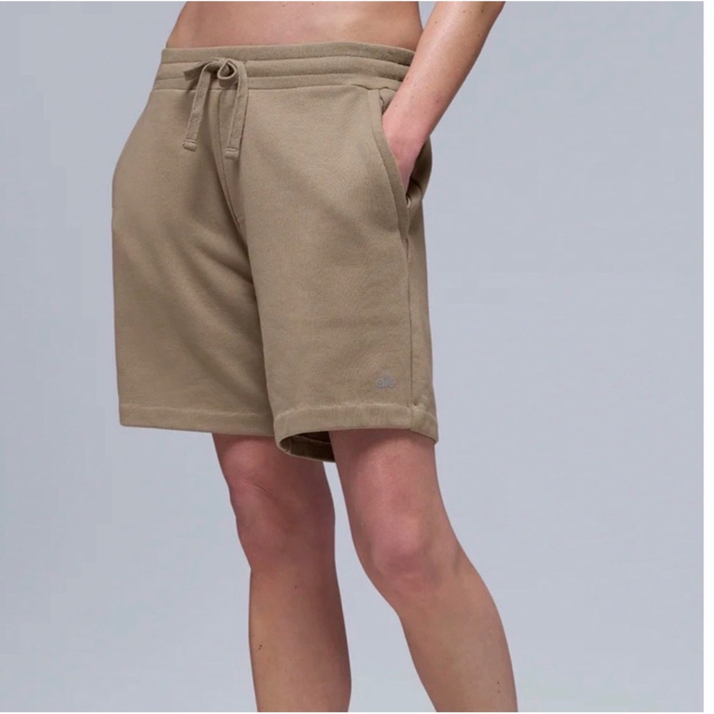 Alo Yoga Unisex The Chill Sweat Shorts in Gravel‎ Tan Drawstring Waist Pockets